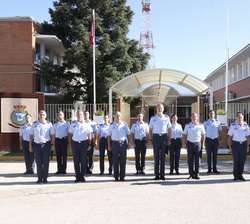 Fotografía de Grupo de Su Majestad el Rey con una representación del personal del Centro de Operaciones de Vigilancia Espacial